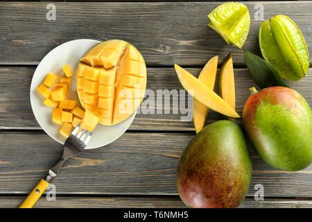 Zusammensetzung mit frischer Mango auf hölzernen Hintergrund Stockfoto