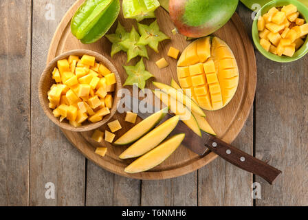 Zusammensetzung mit frischer Mango auf hölzernen Hintergrund Stockfoto