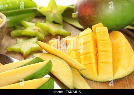 Cut mango auf Holzbrett, Nahaufnahme Stockfoto