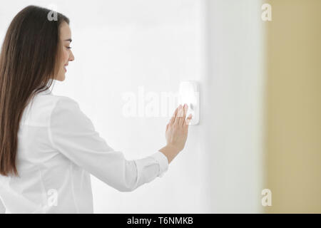 Junge Frau mit Sicherheit System im Innenbereich Stockfoto