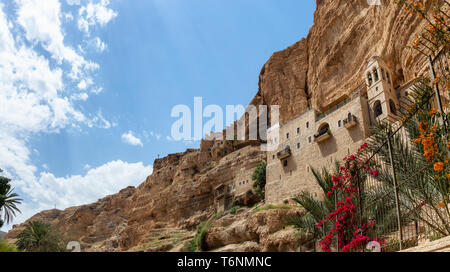 Schöne Aussicht auf das Kloster von St. George in einem felsigen Schlucht an einem sonnigen Tag. In der Nähe von Jerusalem im Wadi Qelt, Israel. Stockfoto