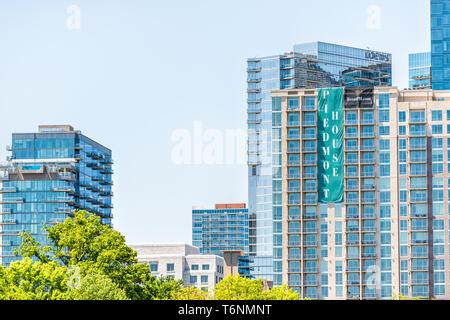 Atlanta, USA - 20. April 2018: Stadtbild Blick auf die Skyline in Piedmont Park in Georgien downtown malerische Stadt Wolkenkratzer Büros und Immobilien Stockfoto