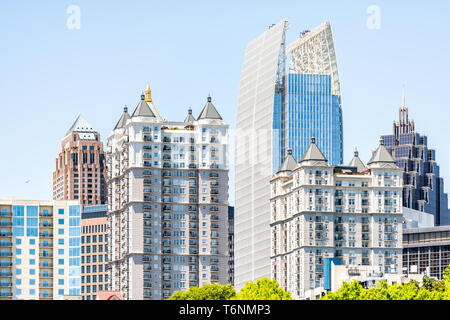 Atlanta, USA - 20. April 2018: Skyline skyline moderne Ansicht in Piedmont Park in Georgien downtown malerische Stadt Wolkenkratzer Büros und real Estat Stockfoto