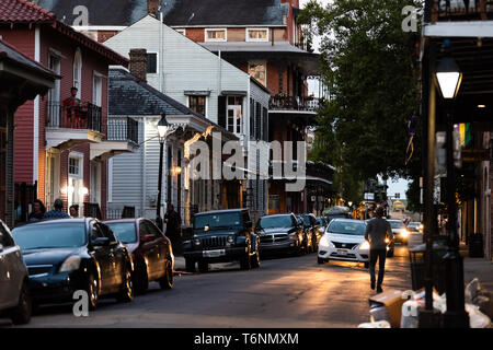 New Orleans, USA - 22. April 2018: Innenstadt Altstadt dunkle Nacht Straße in Louisiana berühmten Stadt Stadt mit Auto Scheinwerfer im Verkehr Stockfoto