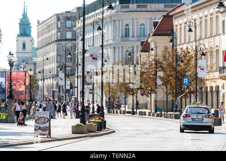 Warschau, Polen - 23. August 2018: Altstadt historische Straße Gebäude in der Stadt während der sonnigen Sommertag Krakowskie Przedmiescie und Architektur Stockfoto