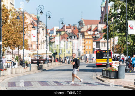 Warschau, Polen - 23. August 2018: Altstadt historische Straße in der Stadt während der sonnigen Sommertag Krakowskie Przedmiescie und Architektur mit dem Menschen überqueren Stockfoto