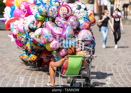 Warschau, Polen - 23. August 2018: die Altstadt das historische Schloss Square und Ballon Verkäufer Verkäufer in der Hauptstadt während der sonnigen Sommertag Stockfoto