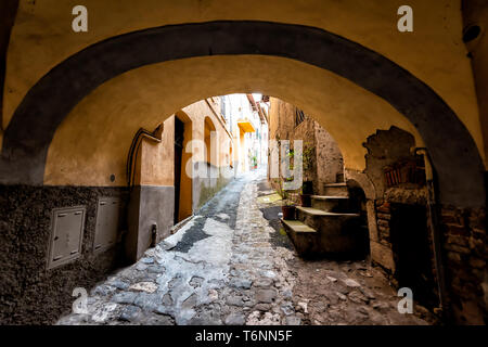 Chiusi, Italien Straße in der kleinen historischen Stadt Dorf in Umbrien bei Tag mit niemand orange bunte Wände und arch Pfad Stockfoto