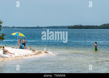 Sanibel Island, USA - 29. April 2018: Causeway Strand mit Menschen an der Küste während der sonnigen Tag angeln Stockfoto