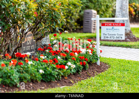 Neapel, USA - 29. April 2018: Florida downtown Strand Stadt Stadt mit Garten Blumen und zum Verkauf Immobilien Zeichen Stockfoto