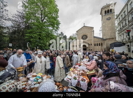 Russisch-orthodoxe Ostern feiern und Segen an der Russischen Kirche in Knightsbridge, London, UK. Stockfoto