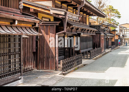 Takayama, Japan - April 8, 2019: präfektur Gifu in Japan mit traditionellen Holzmöbeln machiya Häuser auf der Kegelbahn Straße und niemand an einem sonnigen Tag Stockfoto