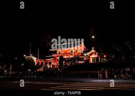 Kyoto, Japan - 9. April 2019: Maruyama Park Eingang in Gion Distrikt in der Nacht mit beleuchteten Yasaka Jinja Schrein red Temple Gate und dunkel schwarz Bac Stockfoto