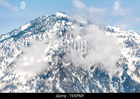Berg mit Wolken und Schnee in Dörfern Okuhida Shinhotaka Seilbahn in der Präfektur Gifu, Japan park mit blue sky Frühling Stockfoto