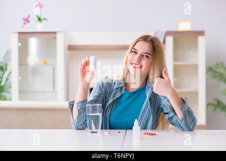 Frau Pillen, die mit dem Schmerz fertig zu werden Stockfoto