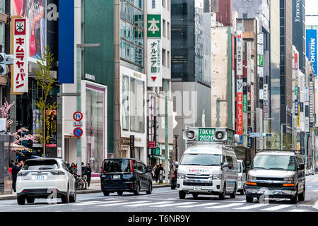 Tokyo, Japan - 31. März 2018: Ginza Stadtteil mit modernem Geschäftsviertel und Autos im Verkehr mit Olympics 2020 Zeichen auf Lautsprecher der ton truck Stockfoto