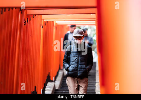 Tokyo, Japan - 31. März 2019: Hie schrein Tor Eingang Treppe Schritte weg mit Mann in der Maske nach unten wandern in Akasaka Bezirk Stockfoto