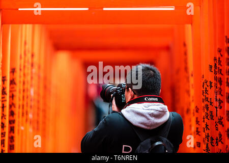 Tokyo, Japan - 31. März 2019: Hie schrein Tor Eingang Treppe Schritte weg mit Mann, Fotograf, Bild unten mit Kamera in Akasaka Bezirk ar Stockfoto