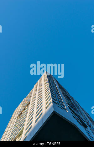 Ungewöhnliche Winkel von der Unterseite eines modernen Apartment Gebäude in Downtown Brooklyn, NY, USA Stockfoto