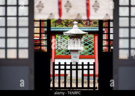 Tokyo, Japan - 31. März 2019: Shinto Tempel in der Nähe Hie schrein Eingang mit Schiebetüren Türen Papier, Stein Laterne in Garten und niemand Stockfoto