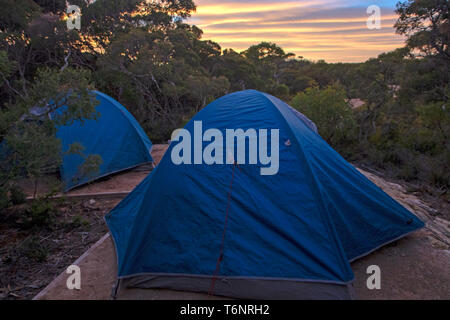 Zelte in der Morgendämmerung am Hakea Campingplatz entlang der Kangaroo Island Wilderness Trail Stockfoto