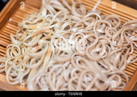 Soba Buchweizen plain gekochte Nudeln Bambus platte Fach traditionelle japanische Küche Makro Nahaufnahme Stockfoto