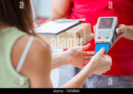 Paketversand mit Pos und Kreditkarte bezahlt Stockfoto
