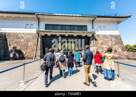 Tokio, Japan - April 1, 2019: Park mit Menschen Touristen zu Fuß betreten Tor zu Imperial Palace während der Frühling in der Innenstadt Stockfoto