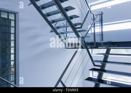 Notausgang durch ein Treppenhaus in einem modernen Gebäude Stockfoto