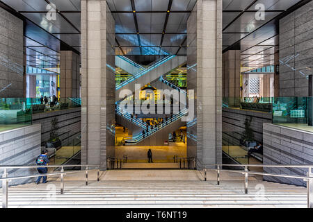 Tokio, Japan - 1. April 2019: Kyobashi Edogrand modernes Business-Center-Gebäude mit futuristischer Architektur, Eingang von Treppen und Rolltreppen Stockfoto