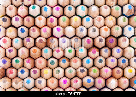 Vorderansicht des viele Buntstifte aus Holz Stockfoto