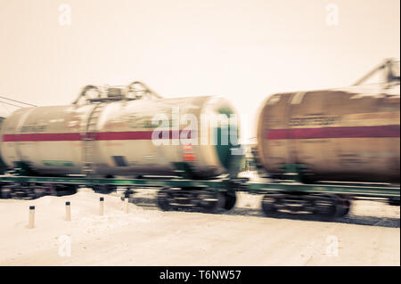 Zug mit Öltanks zu bewegen. Stockfoto