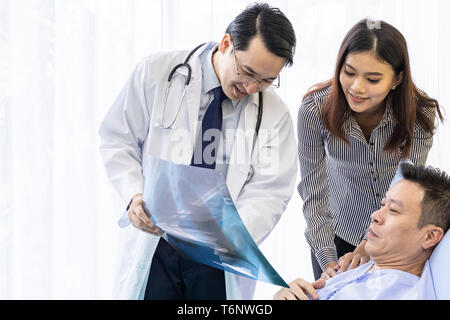 Arzt erklären, x-ray Ergebnisse Stockfoto