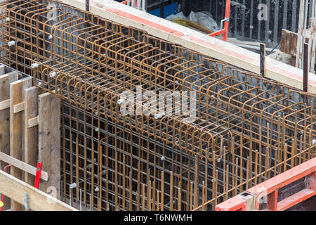 Stahlstäbe bereit für Stahlbeton-Fundament Stockfoto