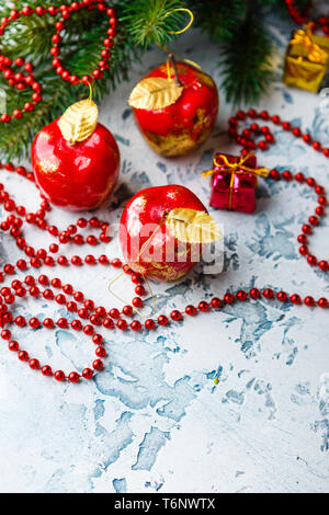 Tanne Spielzeug in Form eines roten Apfel Stockfoto