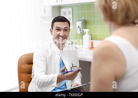Frau besuchen Orthopäden im Krankenhaus Stockfoto