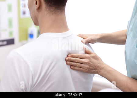 Orthopäden untersuchen Patienten im Krankenhaus Stockfoto