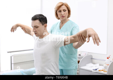 Orthopäden untersuchen Patienten im Krankenhaus Stockfoto