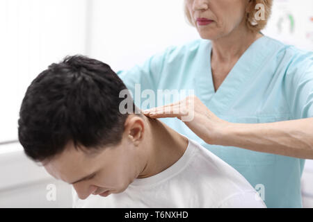 Orthopäden untersuchen Patienten im Krankenhaus Stockfoto