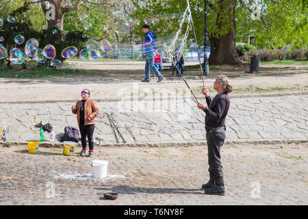 Stadt Prag, Tschechische Republik. Ein Mann auf der Straße blasen blasen. 2019. 24. April, Reisen Foto. Stockfoto