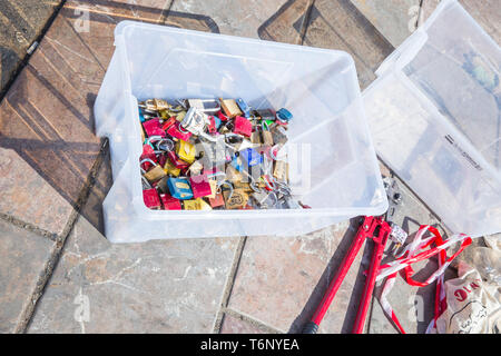 Stadt Prag, Tschechische Republik. Vorhängeschlösser sind von der Karlsbrücke entfernt. Reisen Foto 2019. 25. April Stockfoto