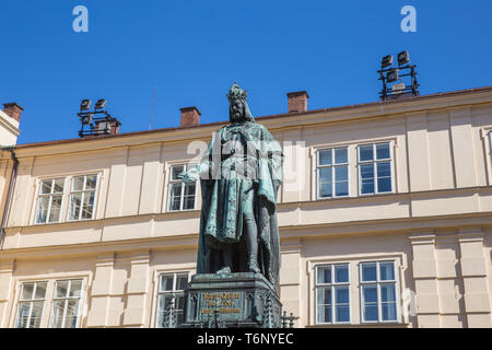 Stadt Prag, Tschechische Republik. Denkmal für König Charles Charles Brücke und Universität. 2019. 24. April. Reisen Foto. Stockfoto