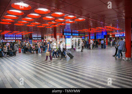 Stadt Prag, Tschechische Republik. Prag Zug Wartezimmer. Touristen und Stadtbewohner. Reisen Foto 2019. 25. April Stockfoto