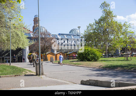 Stadt Prag, Tschechische Republik. Der Bahnhof der Stadt, Leute gehen in den Zug. Reisen Foto 2019. 26. April Stockfoto