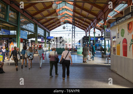 Stadt Prag, Tschechische Republik. Alter Bahnhof der Stadt, die Leute gehen auf die Plattform. Reisen Foto 2019. 26. April Stockfoto