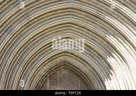 Einfache Archivolte bei einem seitlichen Eingang der Kathedrale von Girona (Catedral de Santa Maria de Girona), eine Römisch-katholische Kirche an der Costa Brava, Katalonien, Spanien Stockfoto