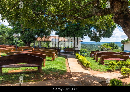 Abadiania, Goias, Brasilien - 30. März 2019: Casa de Dom Inácio de Loyola, Abadiania, Goias, Brasilien Meditation im Freien statt und die leeren Straßen der Stadt Stockfoto