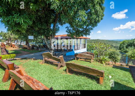 Abadiania, Goias, Brasilien - 30. März 2019: Casa de Dom Inácio de Loyola, Abadiania, Goias, Brasilien Meditation im Freien statt und die leeren Straßen der Stadt Stockfoto