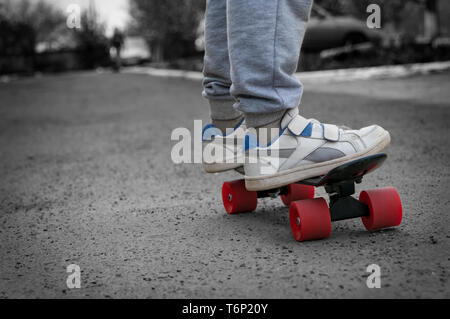 Junge Person reitet auf Skateboard Stockfoto