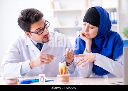 Zahnarzt Arzt und Helfer arbeiten an neuen Zahn Implantat Stockfoto